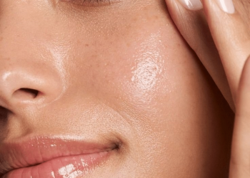 microneedling+rejuvenate the skin, making it smoother and more youthful+healing and regeneration+improved skin texture, reduced appearance of fine lines and wrinkles, diminished acne scars, and enhanced absorption of skincare products+cheek enhancement